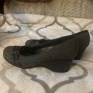 Apt. 9 winter shoes size 9 medium in excellent condition. Black/ Grey